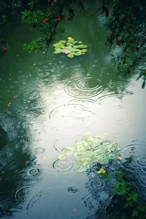 轻松的音乐和轻柔的雨声